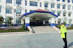 高速交警用无人机监控路面 可及时处理违停等