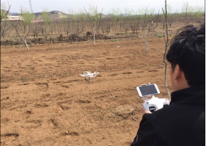 高科技清明节 网友无人机航拍回乡烧纸