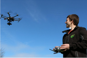 一无人机被居民用枪击落 被疑窥探隐私