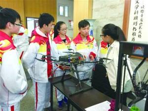 机器鱼无人机开进高中课堂