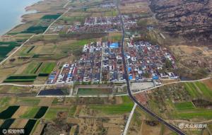 高清：航拍山东千亩油菜花海 北方山村美如画