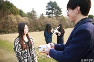 女大学生收货笑靥如花 苏宁无人机送三星S7 Edge