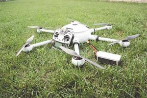 河北无人机宣战雾霾：飞到企业上空拍摄