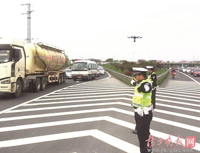 无人机上路“执勤” 遇轻微事故可直接喊话