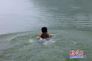 邵阳开展山洪避灾演练 用无人机运送救生圈