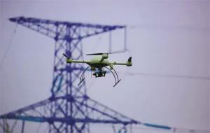 无人机巡线成胶州街头一景