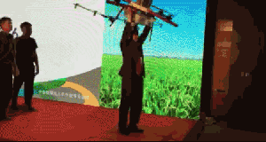 天翼合创发布耐摔植保无人机，现场开砸