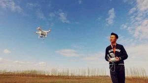 飞手安安：脑洞大开用无人机放鞭炮，这也行？！
