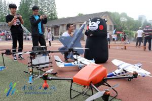 南农大“青年创客‘研发植保无人机 运动会现场展现作业过程