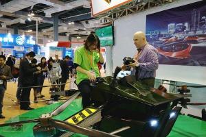 上交会开脑洞！无人机骑着玩，吃粒药就把胃镜做了