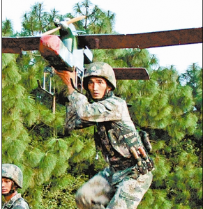 上士王伟潜心钻研无人侦察机 成了“大拿”