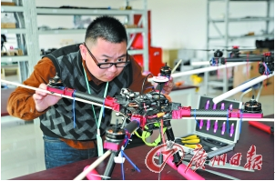 昔修波音大飞机 今建植保飞行团