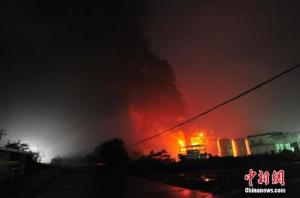 江西樟树一化工厂火灾 消防动用无人机、消防坦克灭火