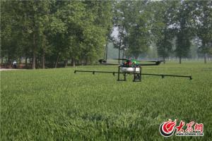 山东技师学院无人机助力人社厅第一书记帮包村防治病虫害