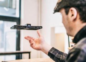 这款悬停拍照无人机会跟着你走 目标是淘汰自拍杆