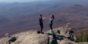 美国男子山顶求婚 用无人机纪录温情画面 太浪漫惹女友激动落泪