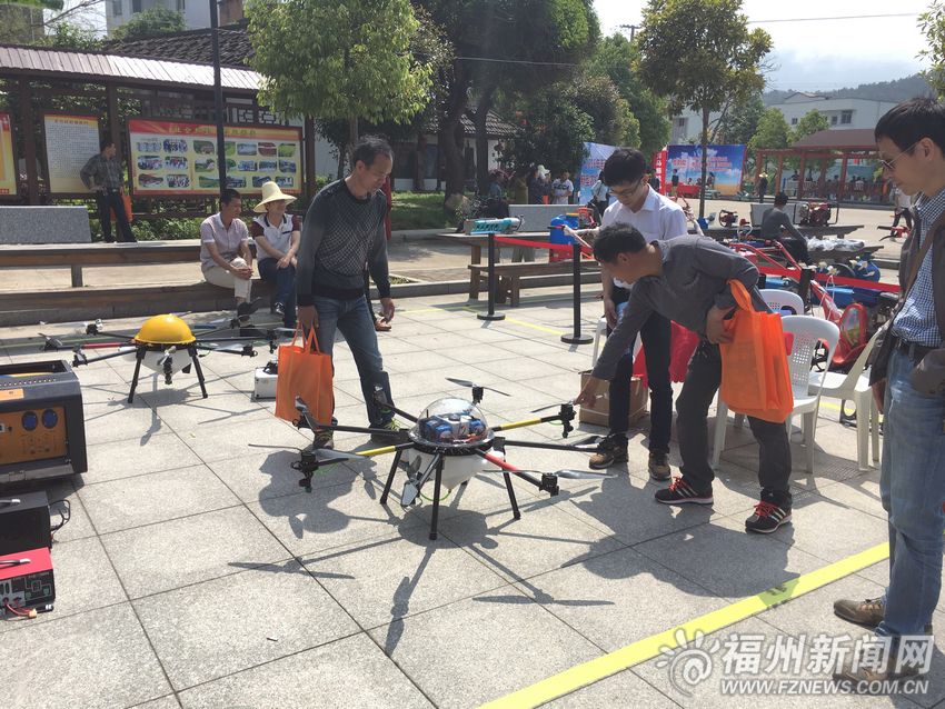 喷药无人机“以一当二十”　补贴后农户购买优惠