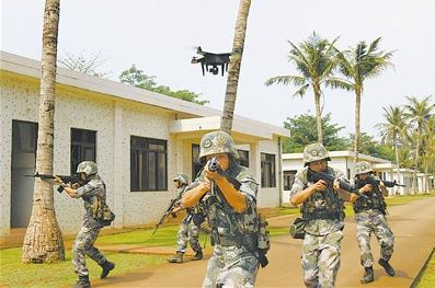 民用无人机助部队考核：战士偷偷减负被抓拍