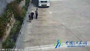 【徐州】货车司机用无人机探路 想逃处罚还是被罚