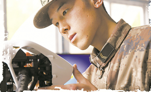 无人机单挑 上等兵杜明凭借微操网擒对手无人机