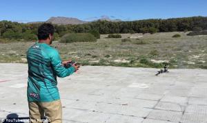 迪拜无人机操作员控制直升机疯狂炫技