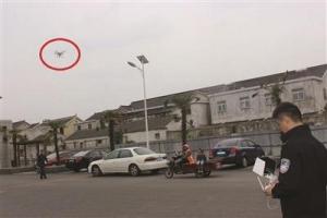 南京一嫌疑人逃进民房区 无人机升空发现藏身处