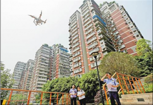 城管用用无人机查看违章建筑 助力重庆城市管理