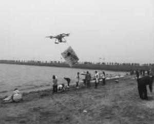 青岛游客孩子走丢 小伙用无人机10分钟找回