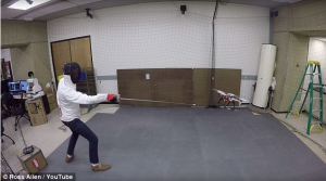 无人机灵活避开长剑攻击:和它打架你未必赢