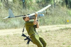 巷战利器！以色列步兵配备小型“无人轰炸机”