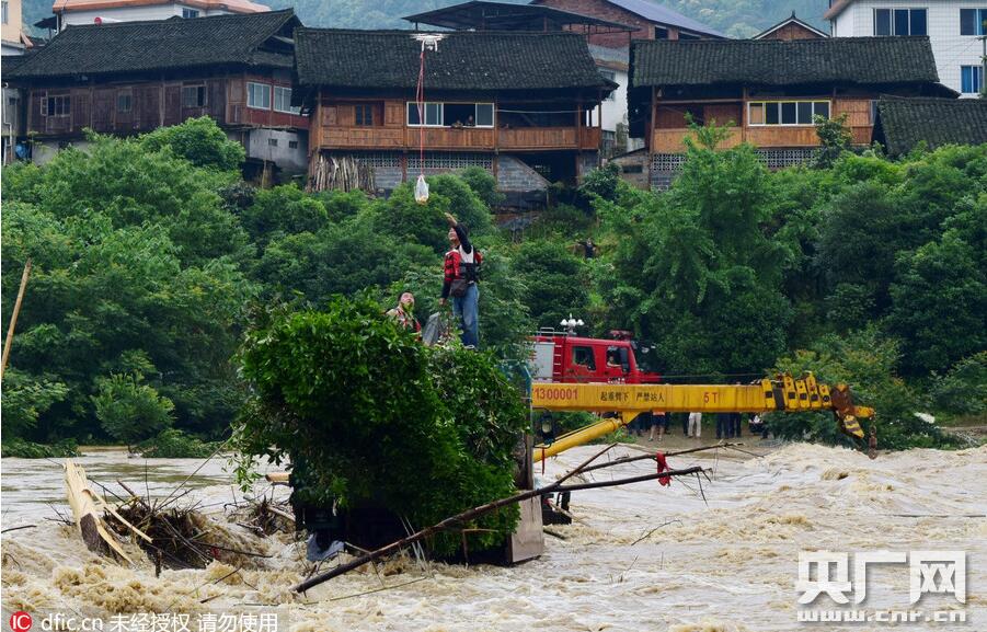 暴雨袭广西群众被困 消防用无人机参与救援
