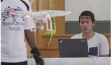 美国大学举办世界首场脑控无人机比赛