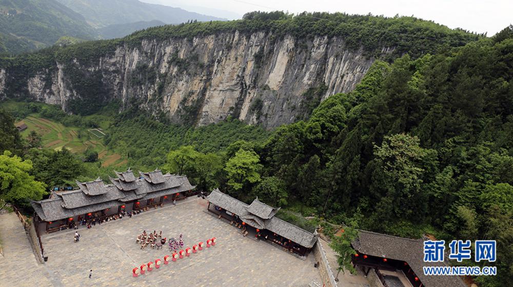 无人机意外发现“大地之心” 直径上千米 