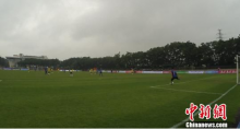 广东足球超级联赛东莞雨中开赛 无人机空中航拍