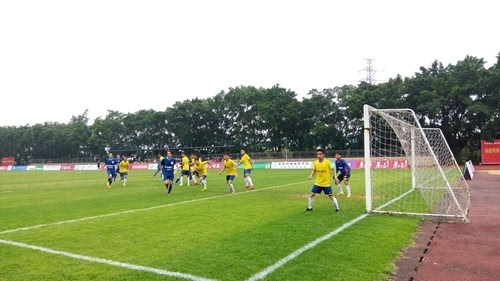 广东超级联赛东莞赛区开赛 雨中激战无人机拍摄