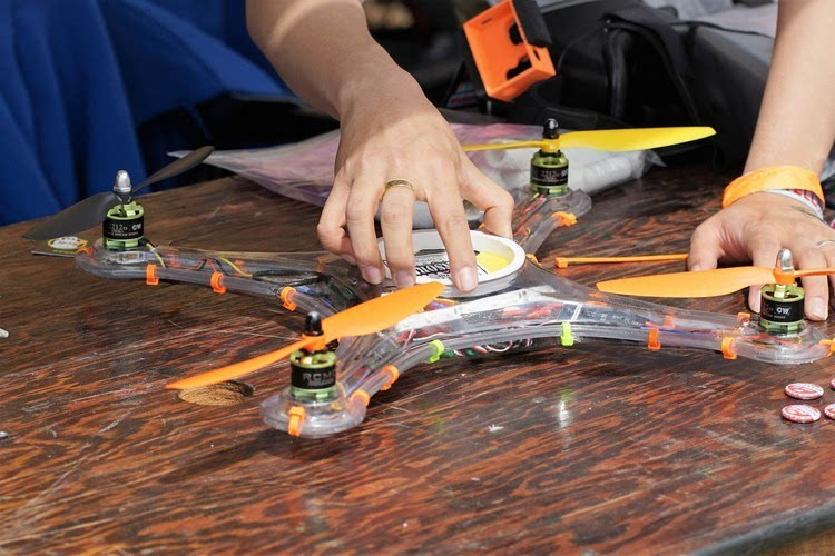 我近距离观看了一场无人机竞速和格斗比赛