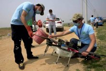 无人机喷洒农药东海农民种地很“前卫”