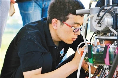 大学生当创客办公司 获百余架无人机订单