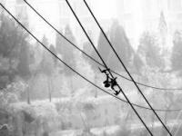 电力无人机高压线上救下航拍无人机