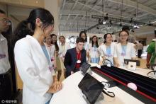 达沃斯新鲜事儿 用“意念”操控小球