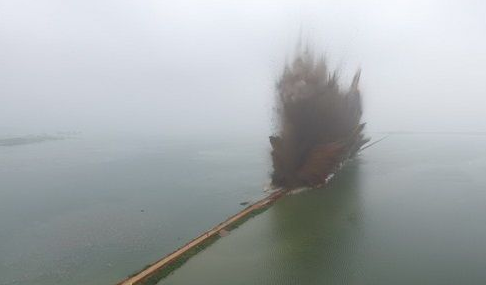 直击湖北爆破分洪，多架无人机惨被震于湖底