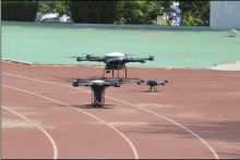 无人机进校园上演飞行秀