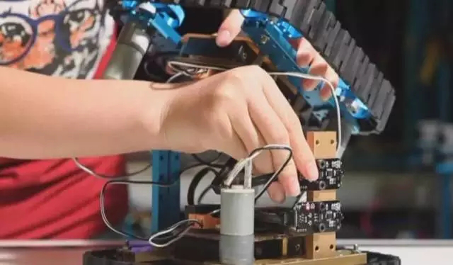 嘚瑟咖 | 这个姑娘有点酷，跨界硬闯无人机领域