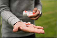 霸气做回奥特曼 用手掌做无人机停机坪