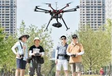 高温“烤”验新兴职业 无人机比人先吹空调