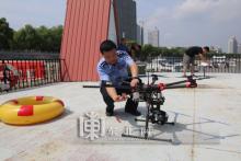 佳木斯水上救助演练联动 警用无人机定位投放救生圈