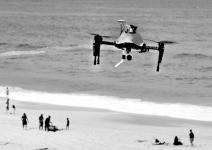 法国海滩救援无人机 可投递救生圈