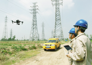 电力部门首次使用无人机巡视输电线路