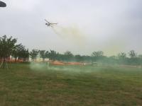 第三代全自动农用植保无人机进行水平圆周盘旋拉烟带彩排表演