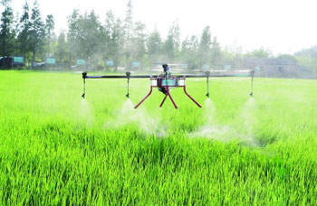  无人机喷雾施药一台顶60多人